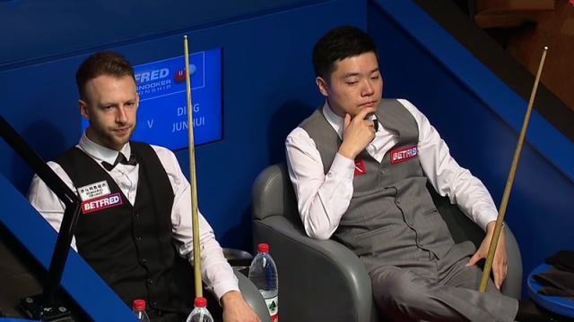 而她也毫不 而她也毫不